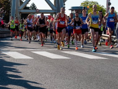 Caen, Fransa Normandiya 4 Haziran 2023 Caen Yarı Liberte Maratonu Sokakta birlikte koşan bir grup sporcu