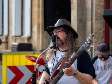 Caen, Fransa 21 Haziran 2023 Caen Müzik Festivali Normandiya 'nın Caen şehrinin sokaklarında, bir adam mikrofonlara şarkı söylüyor ve Normandiya sokaklarında gitar çalıyor.