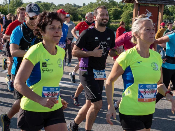 Caen, Fransa Normandiya 4 Haziran 2023 Caen Yarı Liberte Maratonu Sokakta birlikte koşan bir grup sporcu