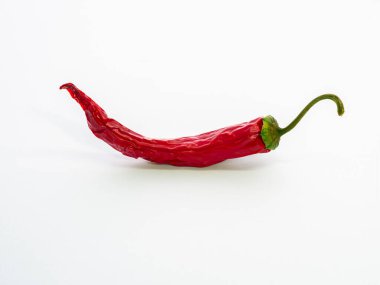 Kırmızı biber, beyaz arka planda kurutulmuş.