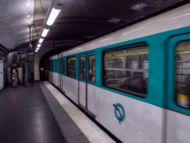 Paris, Fransa, 19 Nisan 2024: Paris Surlferino metro istasyonu, metro istasyonunda bekleyen insanlar, istasyona gelen tren, tünel ışıkları, EnrouteFrance
