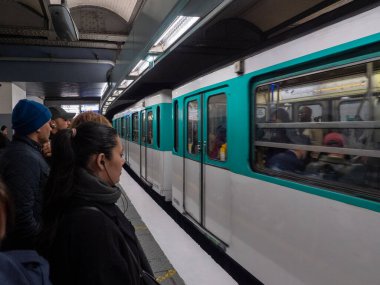 Paris, Fransa, 19 Nisan 2024: Paris Surlferino metro istasyonu, metro istasyonunda bekleyen insanlar, istasyona gelen tren, tünel ışıkları, EnrouteFrance