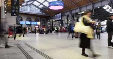Paris, Fransa, 19 Nisan 2024: Saint Lazzare Paris metro istasyonu, zaman çizelgesi çalışanları, bavullarıyla yürüyen turistler, tren tarifesi hakkında bilgi okuyan turistler. Fransa 'yı Yönlendir