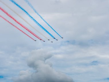 Normandiya, Fransa - 8 Haziran 2024: Fransa Patrouille Aerobatik Devriyesi Normandiya, Fransa, Aromanches 'e çıkartma gününün 80. yıldönümü münasebetiyle gökyüzünde bir hava gösterisinde
