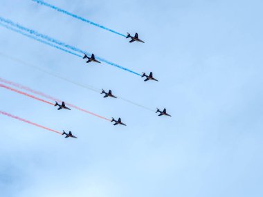 Normandiya, Fransa - 8 Haziran 2024: Fransa Patrouille Aerobatik Devriyesi Normandiya, Fransa, Aromanches 'e çıkartma gününün 80. yıldönümü münasebetiyle gökyüzünde bir hava gösterisinde