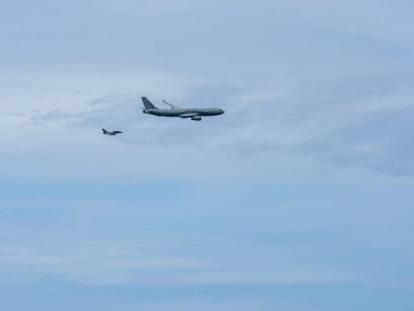 Normandiya, Fransa - 6 Haziran 2024: Birleşik Devletler Hava Kuvvetleri Lockheed C-130 Herkül, Normandiya çıkartmasının 80. yıldönümü sırasında gökyüzünde uçakları çizdi.