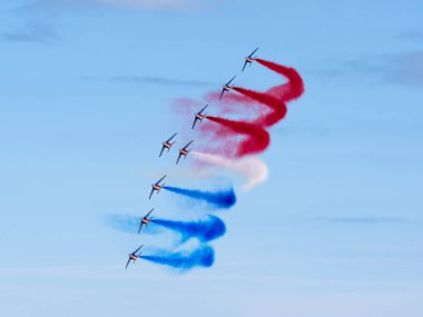 Normandiya, Fransa - 8 Haziran 2024: Fransa Patrouille Aerobatik Devriyesi Normandiya, Fransa, Aromanches 'e çıkartma gününün 80. yıldönümü münasebetiyle gökyüzünde bir hava gösterisinde