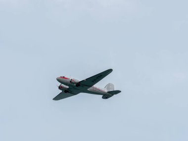 Normandiya, Fransa 8 Haziran 2024: Tayland Kraliyet Hava Kuvvetleri Douglas Basler BT-67 Turbo-67 (DC-3) Reg. Normandiya, Fransa ve Aromanches 'e Müttefik kuvvetlerin çıkarma gününün 80. yıldönümü.