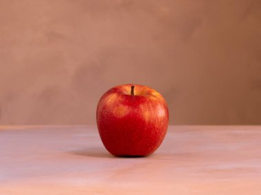 Kırmızı elma. Önünde bir fotoğraf. Vitamin kaynağı.