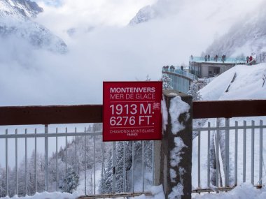 Montenvers, Fransa 21 Ocak 2025. Montenvers Mer de Glace 'deki dağların yüksekliği hakkında bilgi içeren kırmızı tahta, eriyen buzulun ilk durağı, Chamonix, Fransa