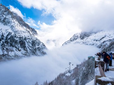 Montenvers Mer de Glace 'deki dağ sırasının manzarası, kar ve sisli dağlar, küresel ısınma, turistik cazibe, Chamonix, Fransa' da eriyen bir doğa mucizesinin yanında.