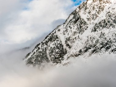 Montenvers Mer de Glace 'deki dağ sırasının manzarası, kar ve sisli dağlar, küresel ısınma, turistik cazibe, Chamonix, Fransa' da eriyen bir doğa mucizesinin yanında.