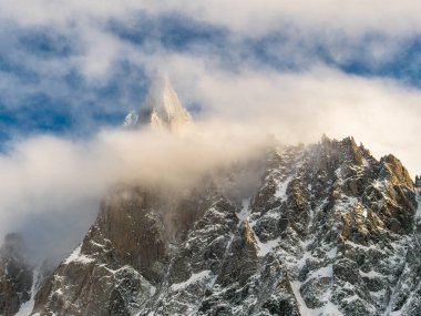 Montenvers Mer de Glace 'deki dağ sırasının manzarası, kar ve sisli dağlar, küresel ısınma, turistik cazibe, Chamonix, Fransa' da eriyen bir doğa mucizesinin yanında.