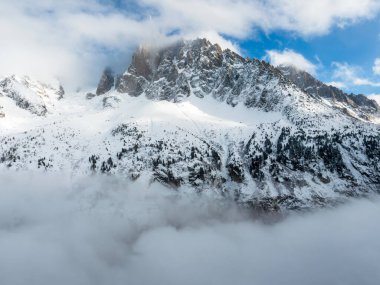 Montenvers Mer de Glace 'deki dağ sırasının manzarası, kar ve sisli dağlar, küresel ısınma, turistik cazibe, Chamonix, Fransa' da eriyen bir doğa mucizesinin yanında.