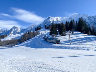 Chamonix, Fransa 24 Ocak 2025 Dağlarda tren 