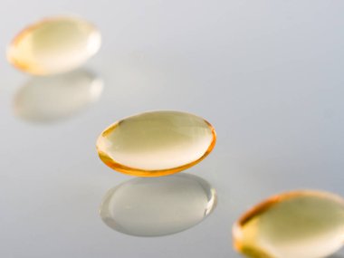 Beyaz zemin üzerinde izole edilmiş grup halinde Omega 3 balık yağı destek kapsülü - Görüntü