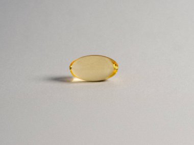 Omega 3 balık yağı takviyesi kapsülü beyaz arkaplanda izole edildi - Görüntü