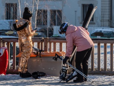 Chamonix, Fransa 19 Ocak 2025. Kayak takımlı iki kadın, şehirde kayak takımlı bir kadın, Chamonix France