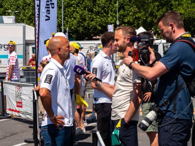 Caen, Fransa, 9 Temmuz 2025. Jonas Vingegaard, Fransa Bisiklet Turu 'nun favorilerinden biri. Fransa Bisiklet Turu 2025' in bireysel zaman denemesinin başlangıcı..