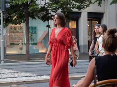 Güzel, Fransa, 8 Ağustos 2025. Un sans-abri assis dans la rue avec un chariot et des jouets