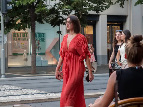 Güzel, Fransa, 8 Ağustos 2025. Un sans-abri assis dans la rue avec un chariot et des jouets