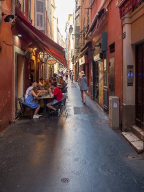 Nice, Fransa, 8 Ağustos 2025. Nice 'te restoran ve turistlerin olduğu sokak.