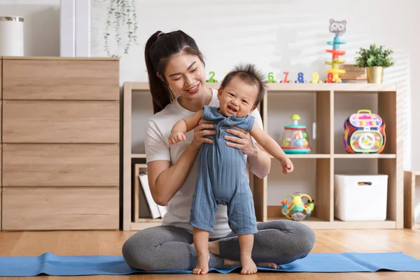 Ibu Yang Bahagia Dan Bayi Laki Laki Duduk Karpet Tersenyum — Stok Foto
