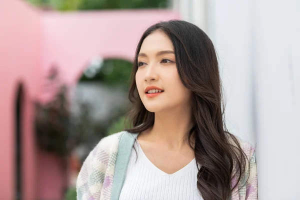 Mooie Aziatische Jonge Vrouw Glimlachen Vrolijk Zelfverzekerd Schattig Vrouwtje Zoek Stockfoto