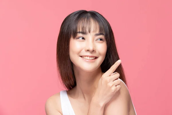 아리따운 아시아 여성은 깨끗하고 긍정적 감정적 방향으로 미소를 배경에 고립된 — 스톡 사진