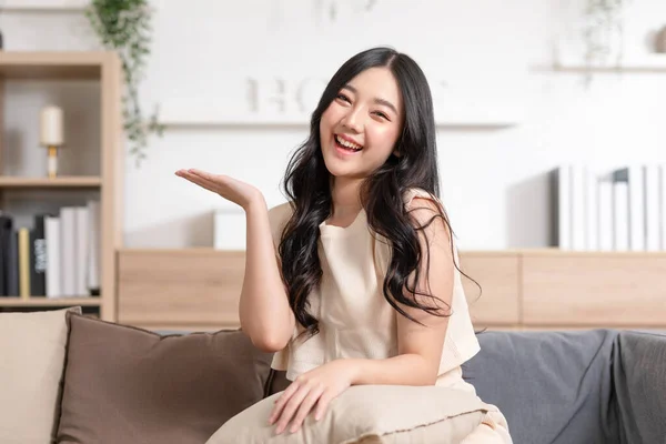 Glückliche Attraktive Asiatische Junge Frau Lächelt Und Öffnet Die Handfläche — Stockfoto