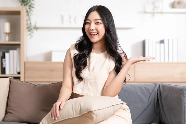 Glückliche Attraktive Asiatische Junge Frau Lächelt Und Öffnet Die Handfläche — Stockfoto