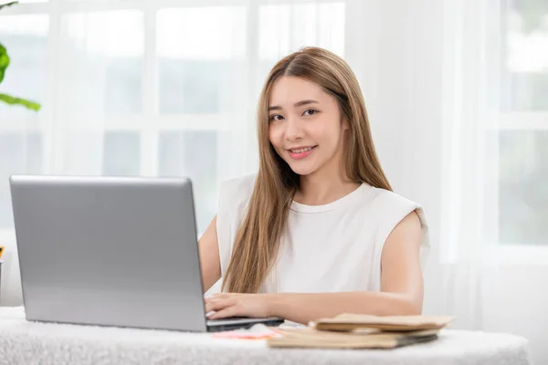 Wanita Asia Modern Dan Sukses Bekerja Laptopnya Dengan Senyum Yang — Stok Foto