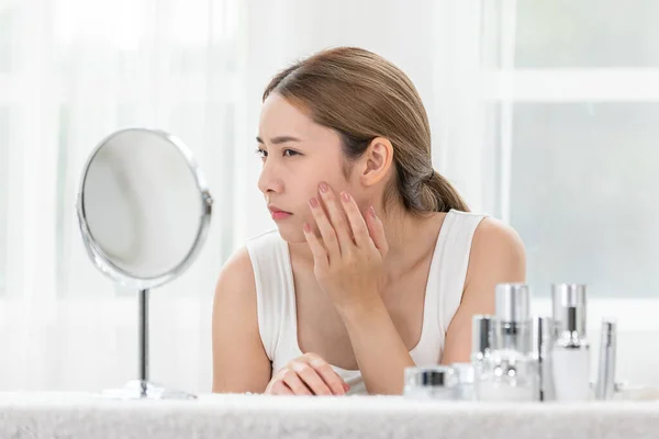 Mulher Jovem Asiática Olhando Espelho Preocupar Com Poros Problema Pele Fotos De Bancos De Imagens