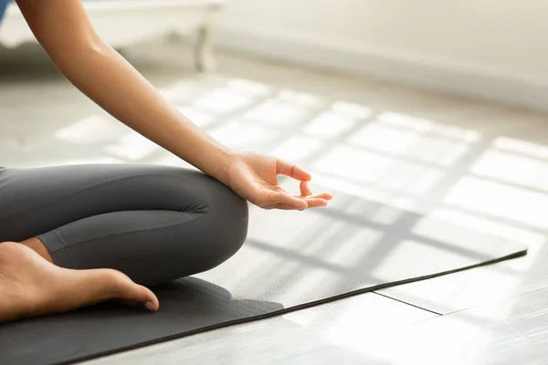 Nahaufnahme Hand Der Jungen Frau Sitzen Auf Yogamatte Atmung Mit — Stockfoto