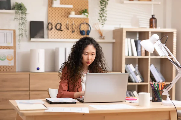 Wanita Asia Modern Dan Sukses Bekerja Laptopnya Dengan Senyum Yang — Stok Foto