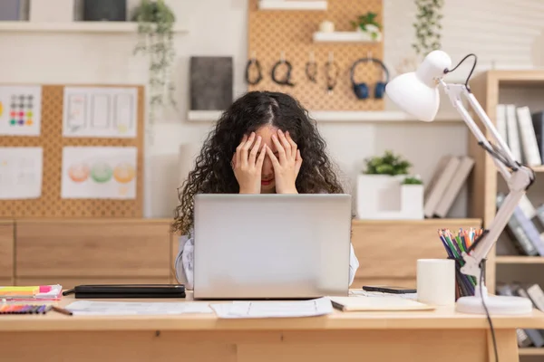 Asian Woman Sitting Desk Front Laptop Stressed Out Face Headache Лицензионные Стоковые Изображения
