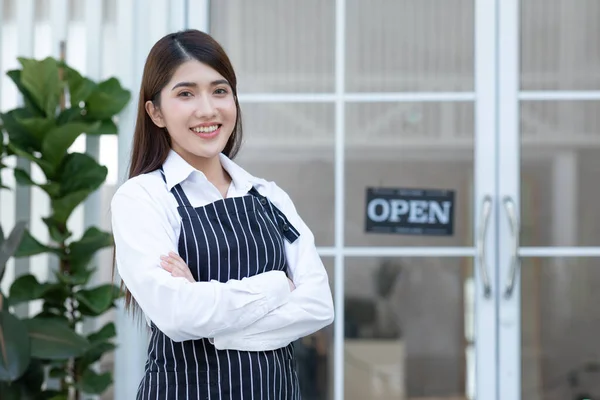 Wanita Pemilik Bisnis Muda Asia Yang Bahagia Berdiri Tersenyum Dan — Stok Foto