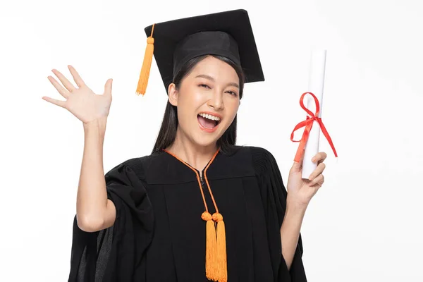 Mooie Aantrekkelijke Aziatische Vrouw Afgestudeerd Cap Toga Glimlach Met Gecertificeerd Rechtenvrije Stockfoto's