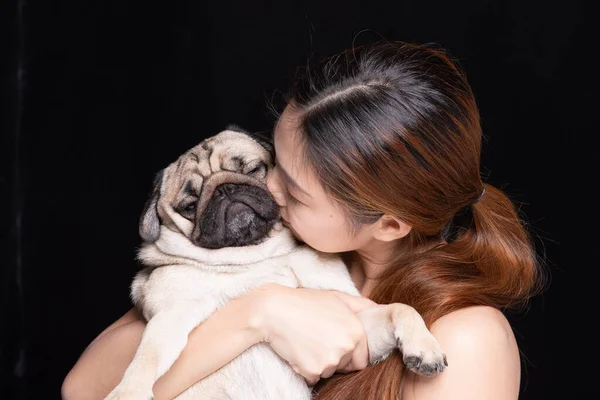강아지를 껴안고 아시아 배경에 고립된 사랑의 감정을 가지고 번식한다 — 스톡 사진
