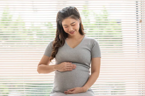 Gelukkig Zwanger Aziatische Vrouw Zitten Bank Vasthouden Streelde Haar Grote — Stockfoto