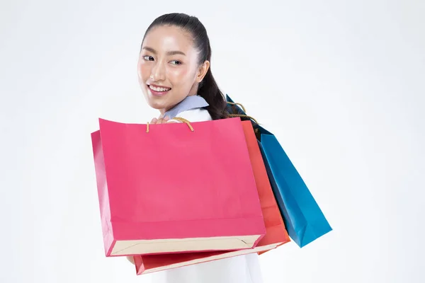 美しい魅力的なアジアの女性の笑顔と開催ショッピングバッグはとても幸せを感じ 白を背景に隔離されたショッピングモールで黒い金曜日の販売でお楽しみください ショッピングライフスタイルコンセプト — ストック写真