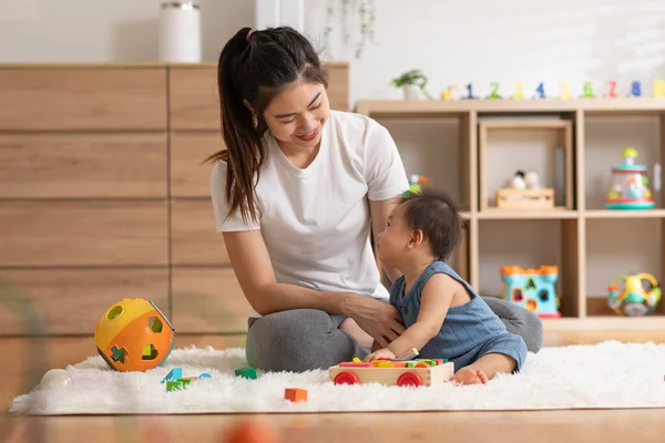 Ibu Asia Mengajar Bayi Laki Laki Belajar Dan Bermain Mainan Stok Gambar