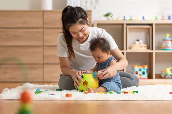 Азиатская Мама Учит Ребенка Учиться Играть Игрушки Развития Навыков Дома Лицензионные Стоковые Изображения