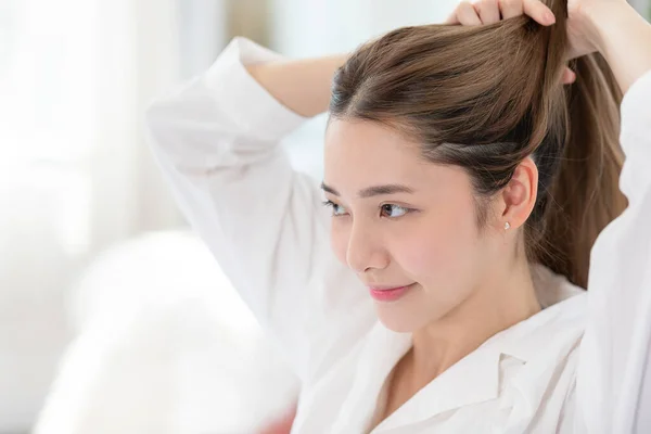 Wanita Muda Asia Yang Cantik Mengikat Rambutnya Sebelum Mandi Atau — Stok Foto