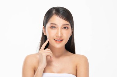 Güzel Asyalı kadın yumuşak yanaklı gülüşüne dokunuyor temiz ve taze tenli mutlu ve neşeli, olumlu duygusal, beyaz arka planda soyutlanmış, güzellik kozmetiği ve kaplıca yüz bakımı kavramı
