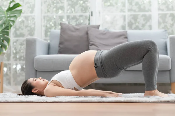 Mujer Joven Asiática Embarazada Respirando Meditación Con Postura Medio Puente Imagen De Stock