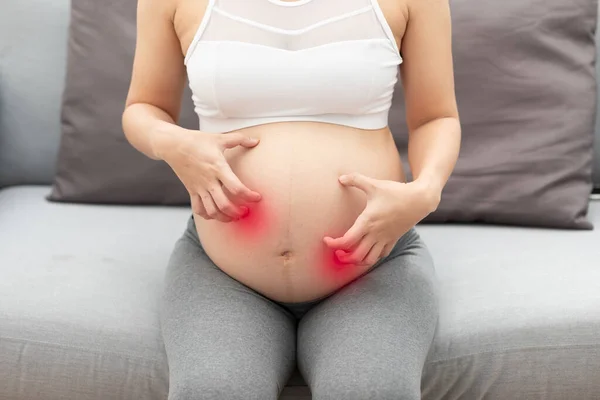 Menutup Hamil Wanita Menggaruk Perut Besarnya Gatal Skin Unrecognizable Kehamilan — Stok Foto