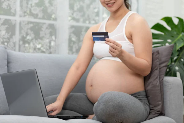 Femeie Gravidă Fericită Care Utilizează Cumpărăturile Online Carduri Credit Domiciliu Imagine de stoc