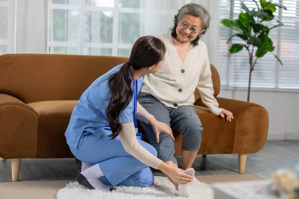 Aziatische Vrouwelijke Arts Adviseren Oudere Patiënt Diagnose Controleren Tot Fysiotherapeut Rechtenvrije Stockafbeeldingen