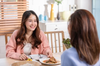 Evde romantik bir yemek deneyimini paylaşan LGBTQ çifti olarak sevgi dolu anların tadını çıkarın. Mutluluk LGBTQ + aşıklar gülüşü ve gülüşü..